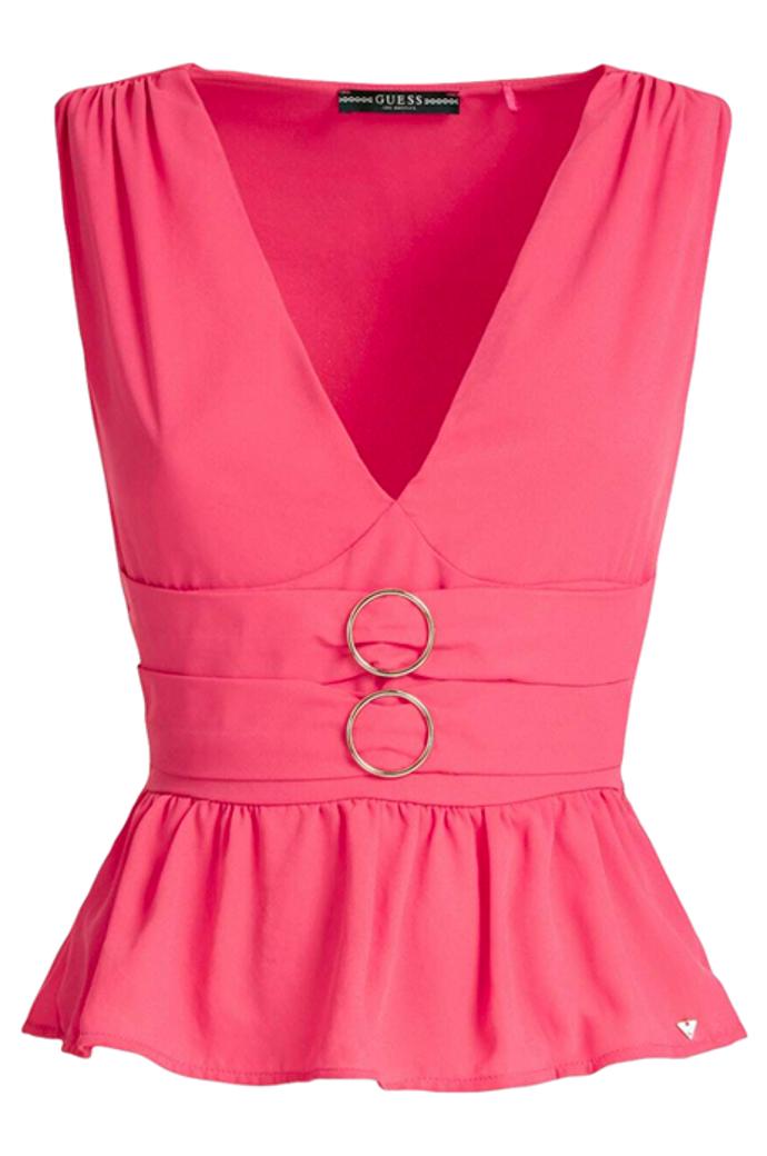 Naznačené pásky inovují peplum střih na topu značky Guess za 4 490 Kč.