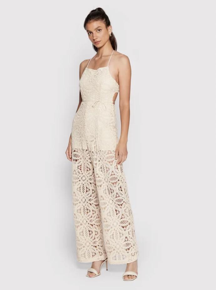 Odvážnější střih udrží v elegantních kolejích podšívka tón v tónu. Guess, 4 200 Kč