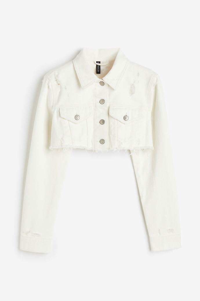 Když ustřihnout, tak pořádně. Minimalistická bundička z bílé džínoviny, H&M, 899 Kč
