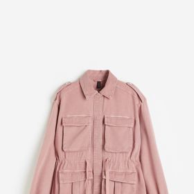 Bunda typu parker v pastelovém tónu získává více femininní look. H&M, 1 199 Kč