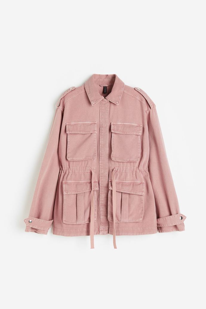 Bunda typu parker v pastelovém tónu získává více femininní look. H&M, 1 199 Kč