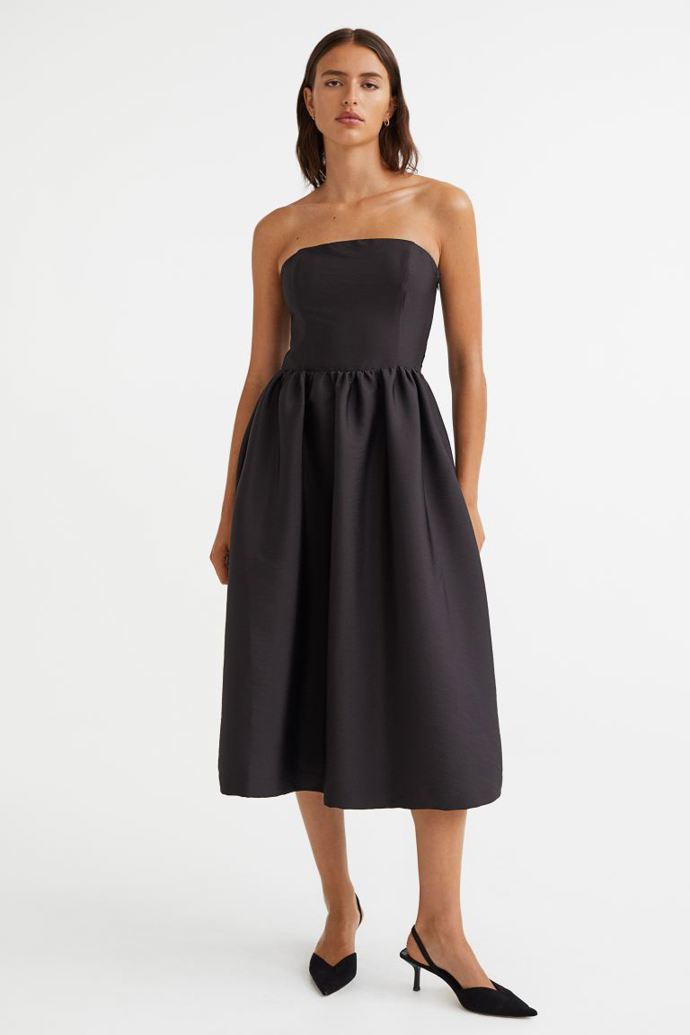 Korzetové střihy šatů jsou základním provedením siluety přesýpacích hodin pro každou módní sezónu. H&M, 1 299 Kč