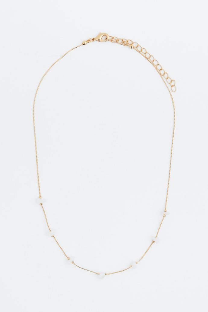 Subtilní, ale působivý i v provedení bižuterie. Náhrdelník s perličkami H&M, 149 Kč.