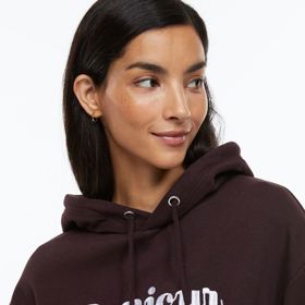 Jednoduchý pozdrav je také velmi důležitým sdělením. Ten ale můžete vyslovit i nahlas, ať nejste za nevychovance. H&M, 749 Kč