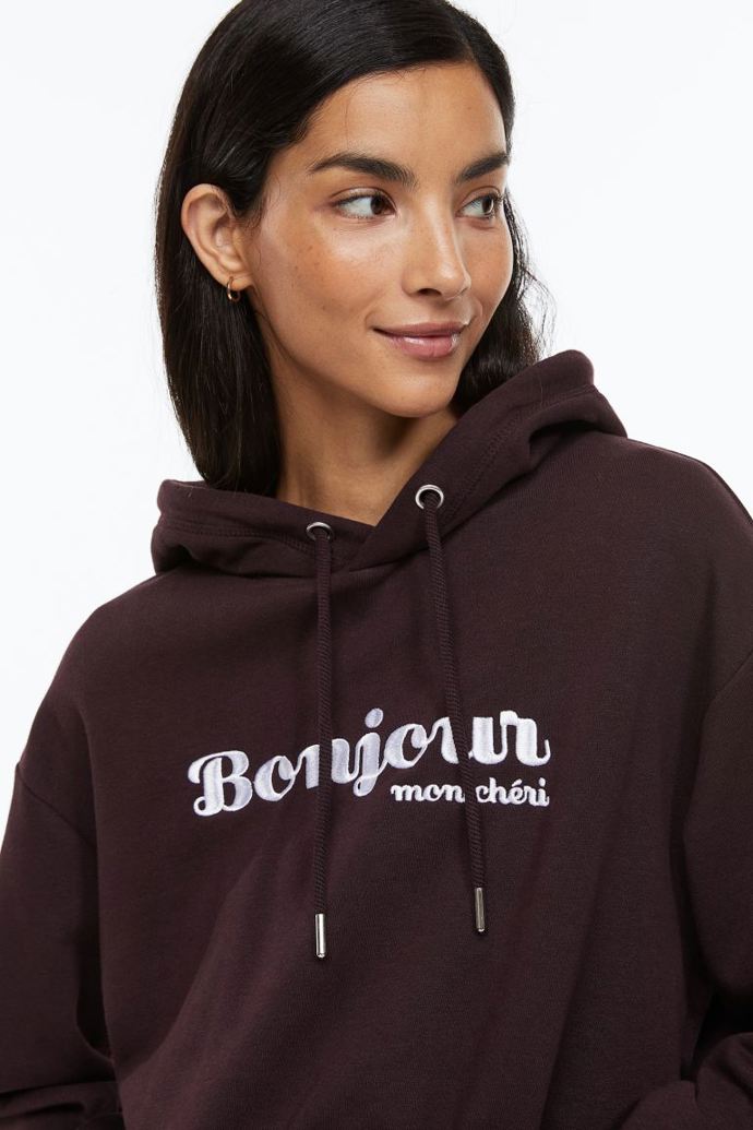 Jednoduchý pozdrav je také velmi důležitým sdělením. Ten ale můžete vyslovit i nahlas, ať nejste za nevychovance. H&M, 749 Kč