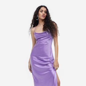 Saténové šaty se špagetovými ramínky patří k těm stylovějším reminiscencím na devadesátá léta 20. století. Opatřete je dalším trendem  – výraznou pastelovou barvou a ideálně smíchejte hned víc takových. H&M, 799 Kč