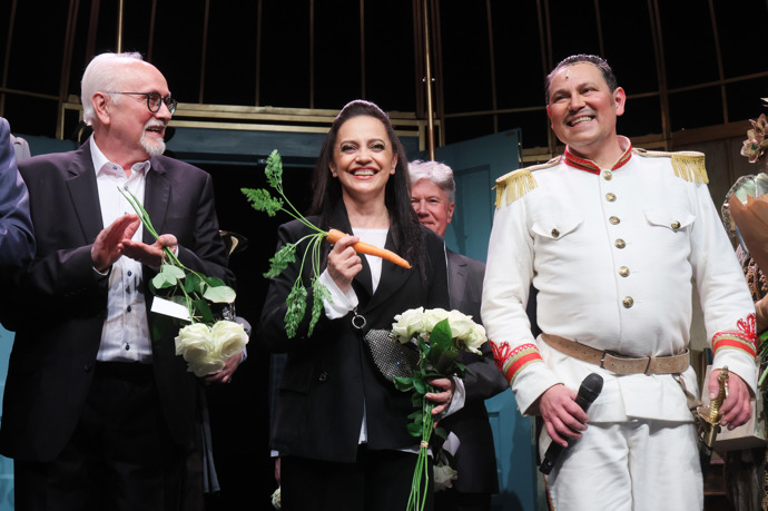 Principálka divadla Lucie Bílá dostala během děkovačky mrkev, kterou si ponechala po celý zbytek večera. Podle všeho jí udělala velkou radost.