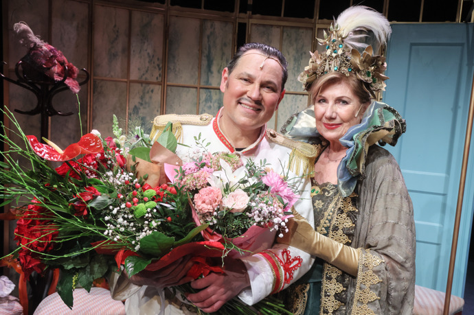 Zpěvák Pavel Vítek po premiérové děkovačce celý zářil. Jeho kolegyně Vlasta Peterková zase s radostí pózovala ve zdobném kostýmu.