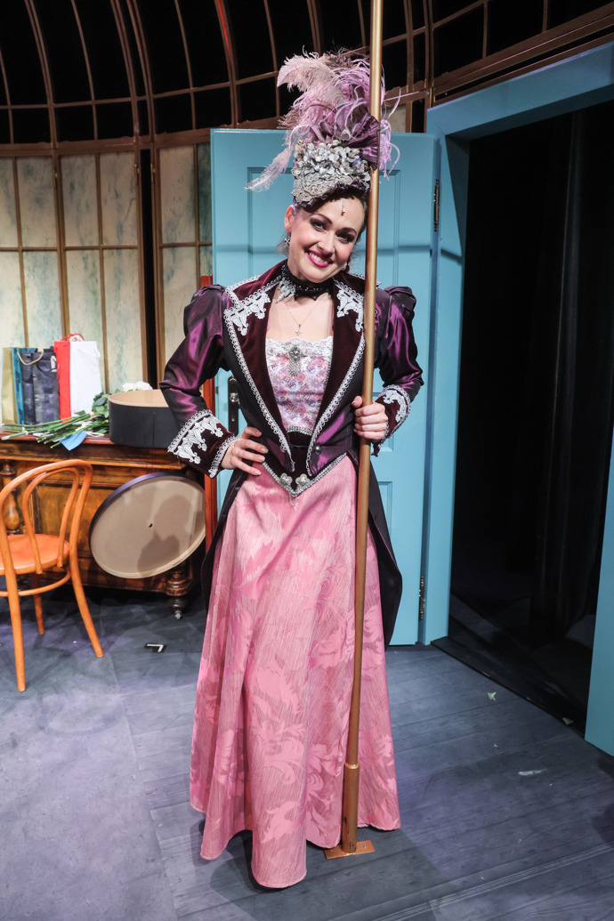 Marie Křížová si historické kostýmy užívá, byť se v nich hůře pohybuje.