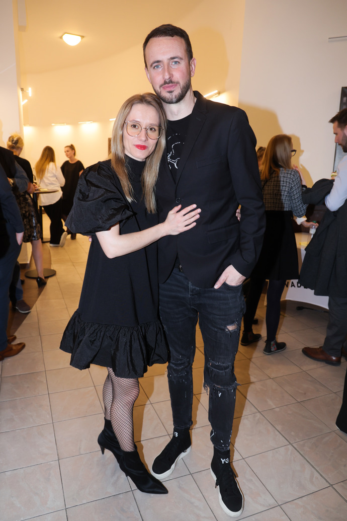 Miroslav Hrabě s manželkou Terezou, která překvapila blond barvou vlasů a také elegantními brýlemi.