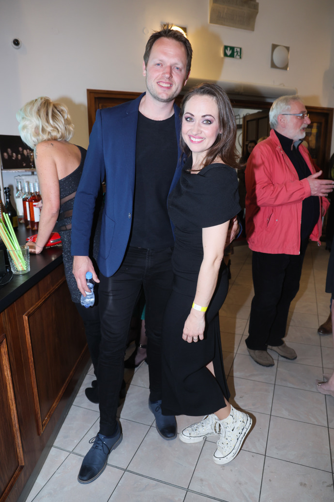 Muzikálový pár Jan a Marie Křížovi. Maruška ten večer hrála. Jen co sundala kostým, převlékla se do pohodlných černých šatů a bílých tenisek. 