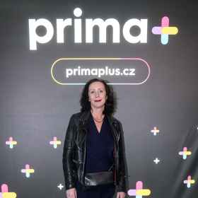 Spojení černé a námořnické modři je zajímavou alternativou k tradičním podzimním outfitům. Kristýna Frejová ukazuje, že stačí přidat koženou bundu a promyšleně sladěné kousky, aby vznikl stylový celek.