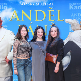 Herečka Kateřina Marie Fialová (uprostřed) se bude v roli Dorotky v muzikálu Anděl páně alternovat s Ines ben Ahmed (vlevo) a Kristýnou Daňhelovou (vpravo).