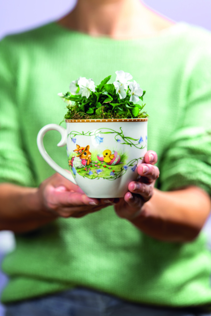 Zapojit luxusní porcelán do velikonočního tvoření? Skvělý nápad, který vypadá nádherně. Hrneček Villeroy&Boch (Potten&Pannen, 750 Kč) poslouží místo květináčku pro krásnou jarní dekoraci.