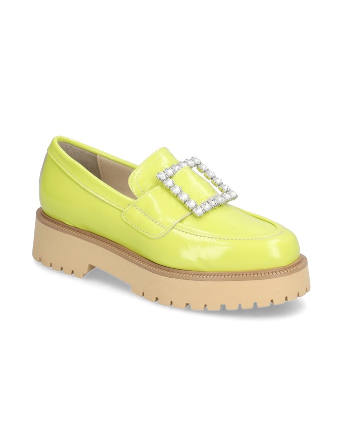 Mokasíny neunikly ani neonové vlně. Ostře žlutý lakovaný model se štrasovou přezkou. Humanic, 2 599 Kč