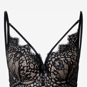 Krajky si dopřávejte v každém věku. Není nutné, aby vykukovaly, vy o nich víte! Hunkemöller, 949 Kč