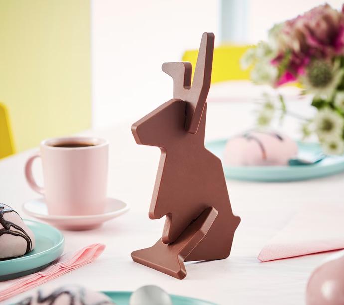 Dekorace může být nejen elegantní, ale i chutná. Zkuste čokoládového zajíčka Ikea za 89 Kč.
