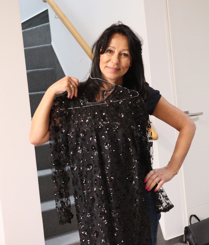 Černé flitrové minišaty jistě někam brzy vynese. 