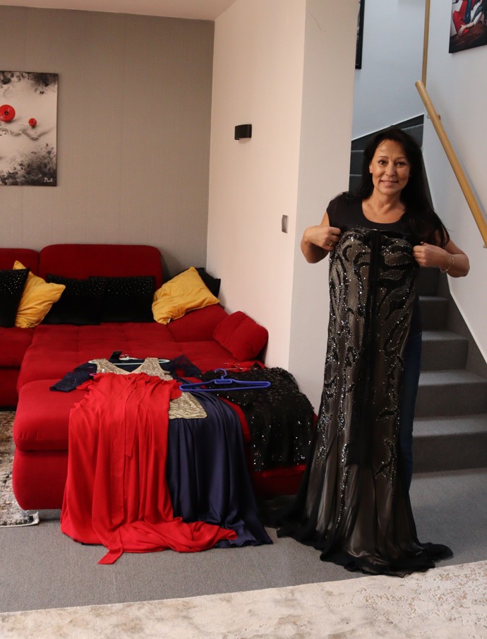 Zpěvačka předvedla i umírněné večerní róby. 