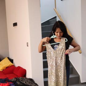 Zlaté flitrové koktejlky už patří mezi kousky, které zpěvačku tak nějak vystihují. 