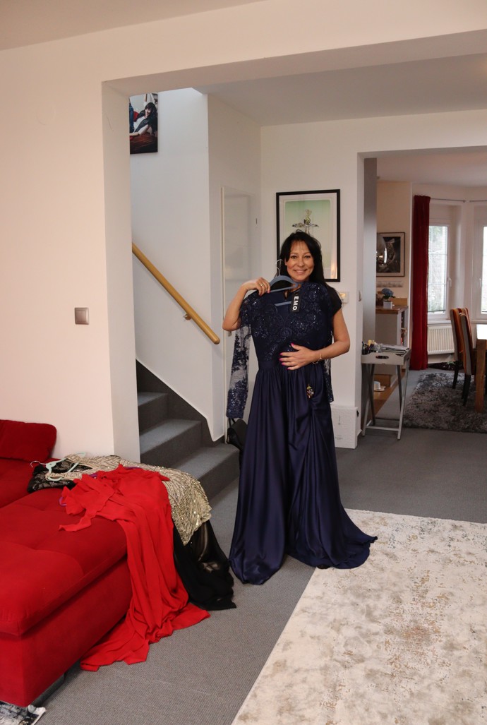 Mnohé šaty mají na sobě ještě visačku z obchodu - nikdy je neoblékla. 