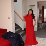 Dlouhé rudé šaty jsme na zpěvačce snad nikdy neviděli.