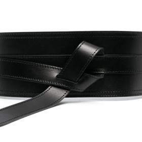 Siluetu přesýpacích hodin nejsnáze vytvoříte vhodným opaskem. Kožený pásek do pasu, Isabel Marant, 9 960 Kč