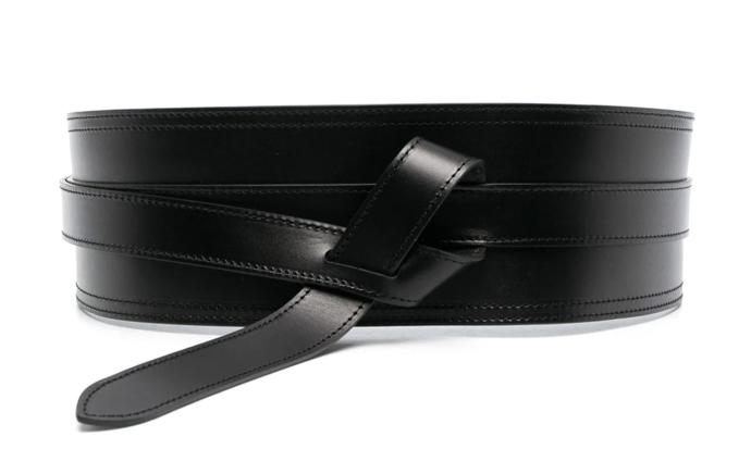 Siluetu přesýpacích hodin nejsnáze vytvoříte vhodným opaskem. Kožený pásek do pasu, Isabel Marant, 9 960 Kč