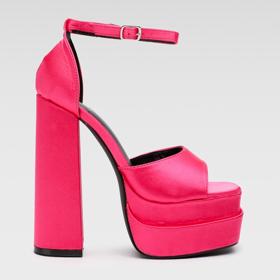 Platformy a široký podpatek garantují pohodlí, tyhle sandálky Jenny Fairy ale šplhají až do nebe! CCC, 1 399 Kč