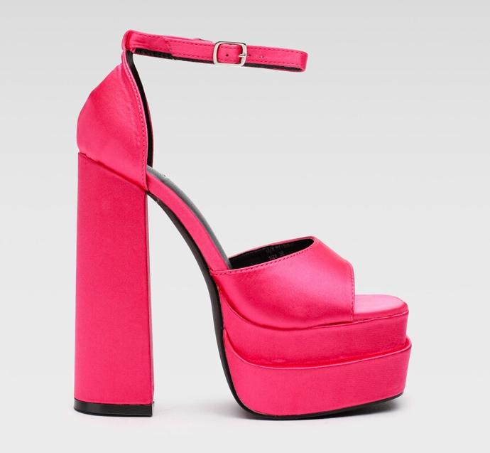 Platformy a široký podpatek garantují pohodlí, tyhle sandálky Jenny Fairy ale šplhají až do nebe! CCC, 1 399 Kč