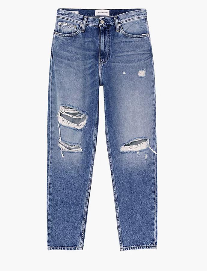 Poškození se opět netrestá. Baggy džíny s prodřenými prvky (Calvin Klein za 1 975 Kč) zařaďte v šatníku zpět do sekce oblíbených.