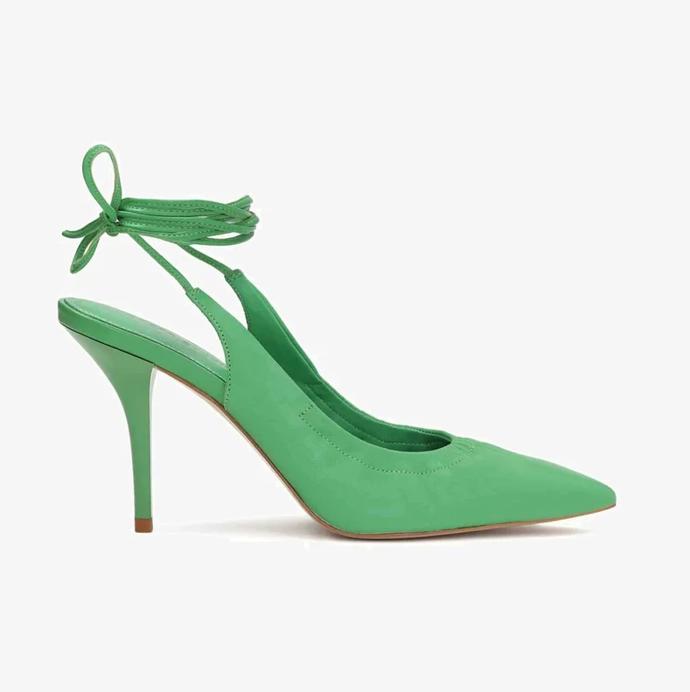 Vysoko sahající šněrování oživilo klasické lodičky na jehlovém podpatku značky Kazar za 3 790 Kč.