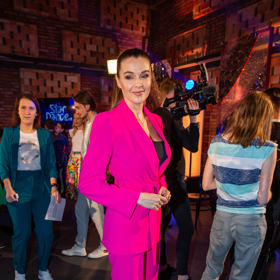 Do trendy barvy letošního roku Viva Magenta se na tiskové konferenci zahalila také moderátorka Iva Kubelková.
