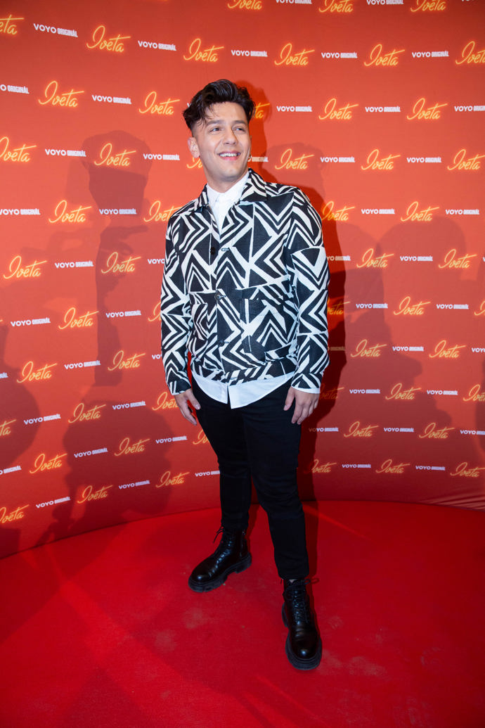 Zpěvák Jan Bendig se zahalil do černo-bílého kompletu.