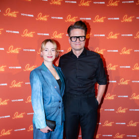 Ústřední dvojice druhé řady seriálu. Herečka Anna Fialová (Iveta Bartošová) oblékla batikovaný  kalhotový kostým z dílny Denisa Dovala a Ondřej Brzobohatý (Ladislav Štaidl) dorazil oděný do černé.