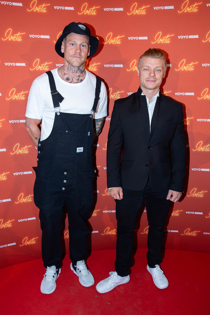 Ani lacláče neudělají velkou parádu. Snad si to Adam Raiter (vlevo) z reality show Survivor zapamatuje. V obleku dorazil influencer Tomáš Chlup. 