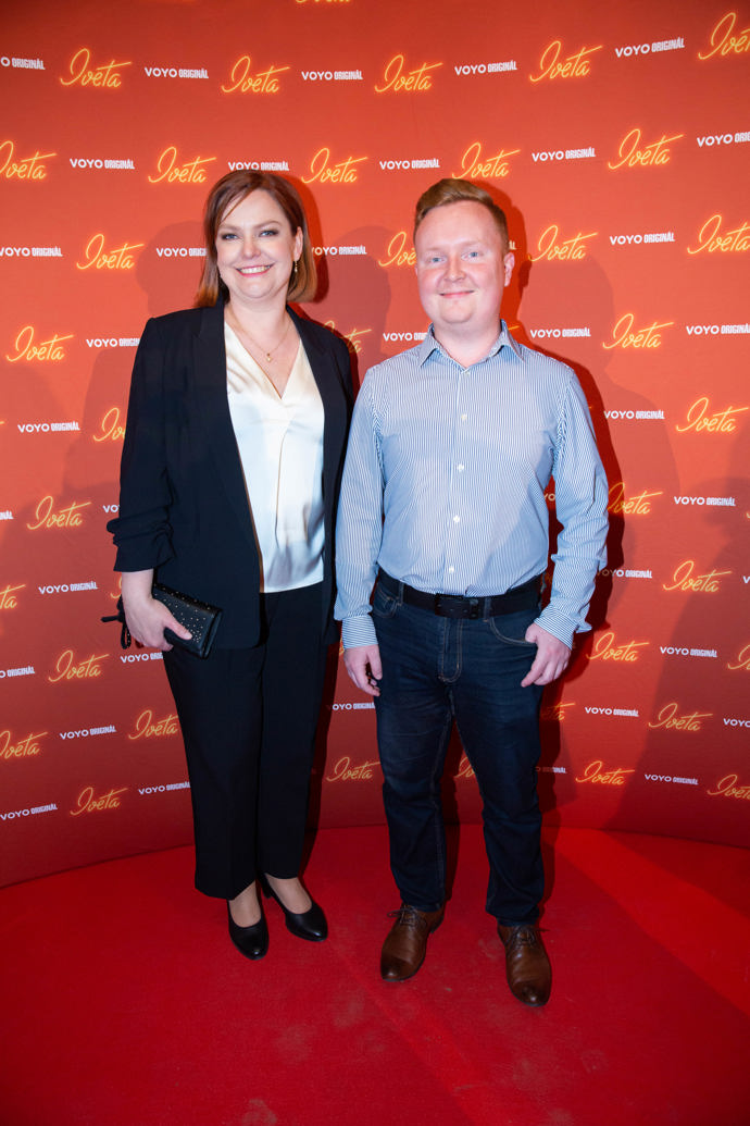 Hvězdy pořadu Na lovu, Kvízová dáma (Dagmar Jandová) a pan Lišák (Václav Slabyhoudek), přišli do kina téměř ruku v ruce.