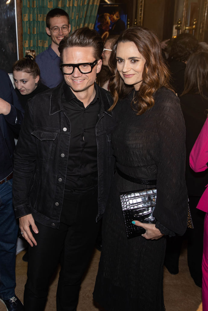 Ondřeje Brzobohatého doprovodila partnerka Daniela Písařovicová, která se s ním barevně sladila.