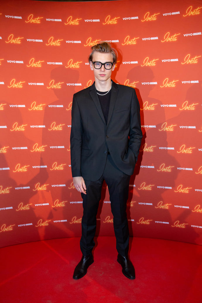 Zpěvák a herec ze seriálu Sex O'clock Tomas Sean Pšenička přišel celý v černém, podobně jako Ondřej Brzobohatý.