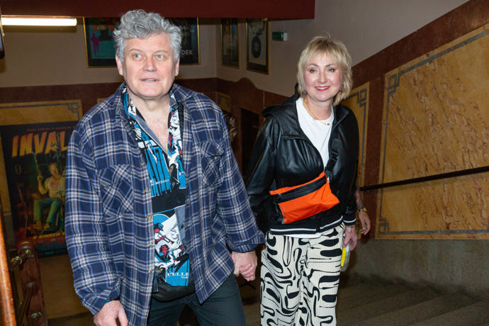 V seriálu hraje Miroslav Hanuš otce Ivety Bartošové. Na premiéru dorazil s manželkou, která zjevně sleduje trendy a vynesla mezi influencerkami velmi oblíbený model plisovaných kalhot se vzory značky COS.