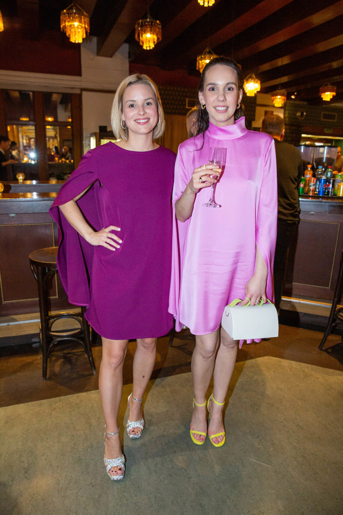 Premiéru druhé řady seriálu Iveta si užívaly herečky Patricie Pagáčová (vlevo) a Michaela Tomešová (vpravo) v koktejlkách sladěných do odstínů fuchsiové a růžové.