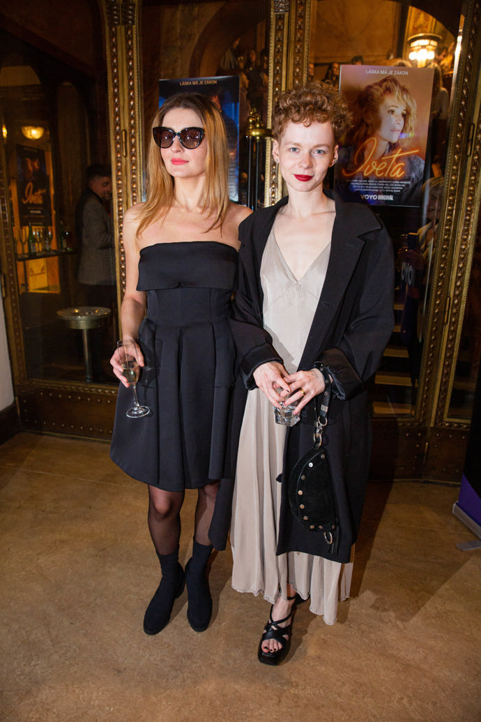 Herečka Anna Kameníková přišla v béžových šatech v doprovodu kamarádky.