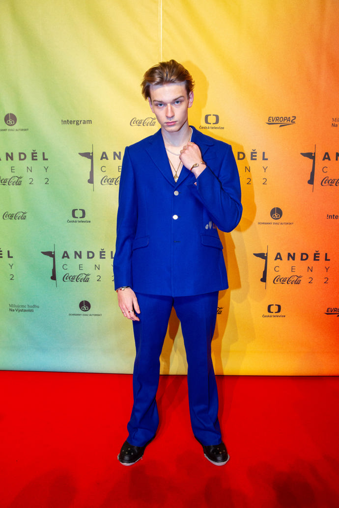 Zpěvák Tomas Sean v pánském obleku v barvě královské modře od Jana Černého a v doplňcích od šperkařství Antipearle.