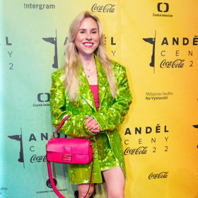 Influencerka Mariana Prachařová ve flitrovaném ostře zeleném kompletu, který doplnila zářivě růžovým tričkem a kabelkou ve stejné barvě.