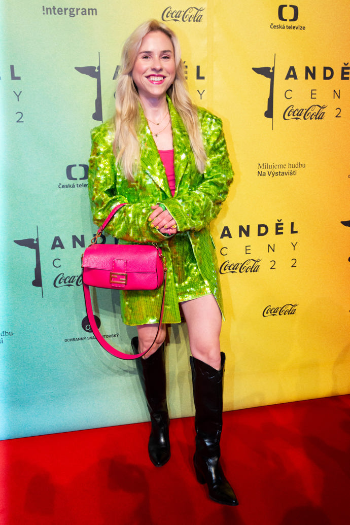 Influencerka Mariana Prachařová zase oblékla sytě zelené flitry, které odvážně doplnila růžovou.
