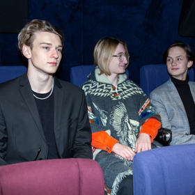 Tomas v seriálu doplňuje Kryštofa Švehlíka (uprostřed).