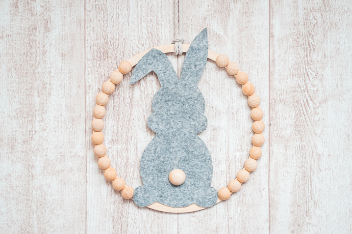 Zaječí dekoraci v oblíbeném severském duchu si můžete i vlastnoručně vyrobit. Jednoduchý postup na závěsného zajíčka najdete na manumi.cz.