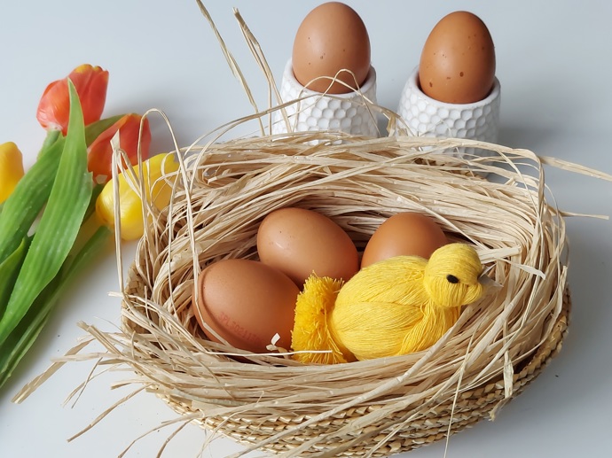 Macramé slaví velký návrat a dorazilo i do velikonočních ošatek v podobě roztomilých kuřátek. Návod, jak jej vyrobit, nabízí manumi.cz.