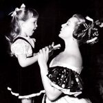 Cheryl si musela vystačit jen se svou matkou Lanou Turner. Měly se rády, avšak maminka neměla ráda objímání...