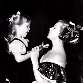 Cheryl si musela vystačit jen se svou matkou Lanou Turner. Měly se rády, avšak maminka neměla ráda objímání...